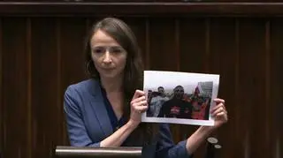 Agnieszka Dziemianowicz-Bąk ze zdjęciem z wizerunkiem Roberta Bąkiewicza