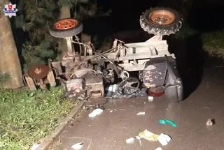Ciągnik wywrócił się na drodze 