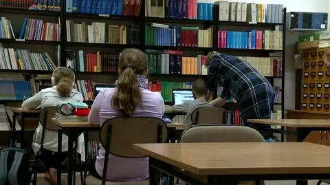 Uczniowie na naukę zdalną muszą jeździć do szkoły