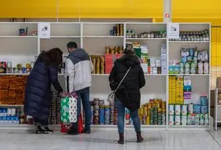 Станція допомоги біженцям у колишньому Tesco