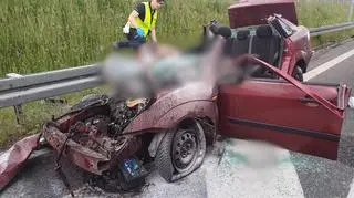 Wypadek samochodu osobowego i autokaru na autostradzie A4