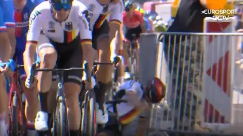 Kolarz uderzył głową w metalową barierkę