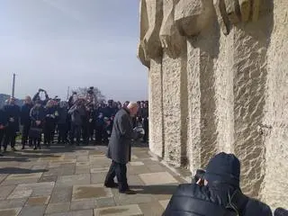 Jacek Majchrowski składa kwiaty pod Pomnikiem Ofiar Faszyzmu 