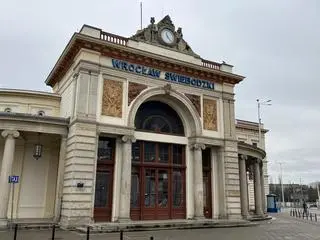 Front budynku dworca Wrocław Świebodzki