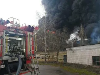 Płonie ostrzelana przez siły rosyjskie baza paliwowa w Czernihowie na północy Ukrainy