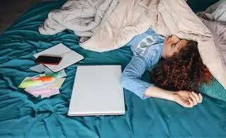 Mniej niż sześć godzin snu może wpływać na pogorszenie ocen na studiach