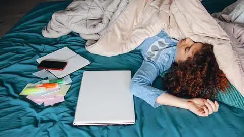 Chcesz mieć lepsze wyniki na studiach? Przesypiaj co najmniej tyle godzin