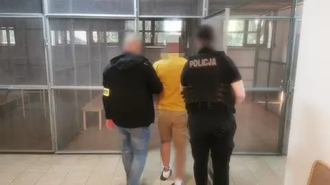 "Na jego ubraniu i ciele widoczne były ślady krwi". Prokuratura: zaatakował krzesłem, potem bił kołkiem