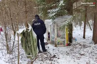 Kobieta od kilkunastu lat mieszka w lesie pod Kłobuckiem