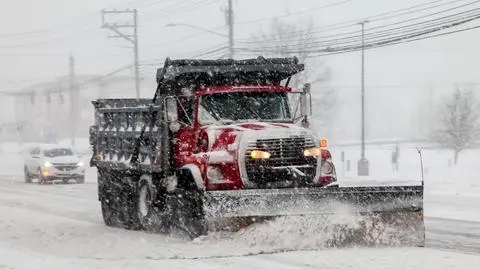 Szkoda wyrządzona przez pług. Co trzeba zrobić, by dostać odszkodowanie?