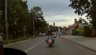 Zauważyli go gdy szedł chodnikiem 