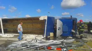 Ciężarówka przewróciła się w trakcie skręcania na rondzie