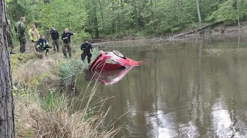Ze stawu wyłowiono samochód
