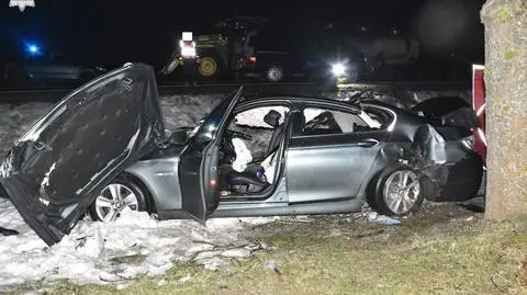 Auto osobowe uderzyło w ciągnik. Jedna osoba nie żyje