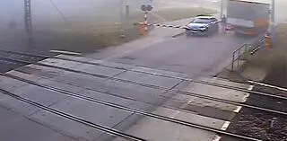 Wyszedł z kabiny. Przez chwilę stał i patrzył 