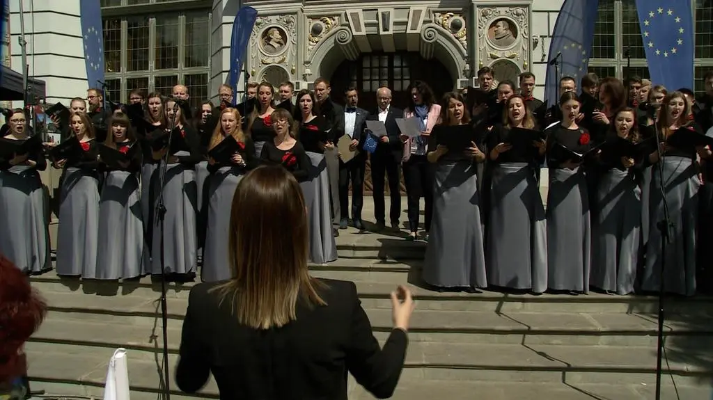 Śpiewanie hymnu Unii Europejskiej w Gdańsku