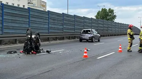 Motocykl zderzył się z autem w Prymasa Tysiąclecia. Kierujący jednośladem został ranny