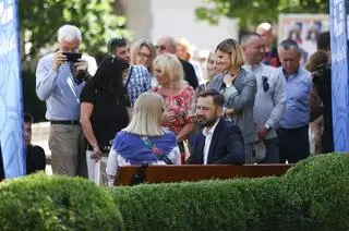 Prezydent Krakowa Aleksander Miszalski na "ławeczce dialogu" przed magistratem