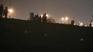 Maszerujący z krzyżami pątnicy