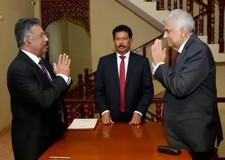 Ranil Wickremesinghe (z prawej) nowym prezydentem Sri Lanki