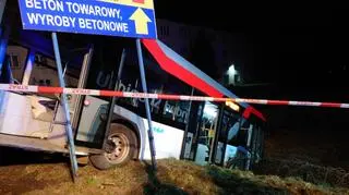 Autobus zjechał ze skarpy