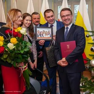 Nowo wybrany wiceprezydent Adam Musiuk (pierwszy z prawej) razem z radnymi FMP - od lewej: Janna Misiuk, Ksenia Juchimowicz, Stefan Nikiciuk i Tomasz Kalinowski (grudzień 2018) 