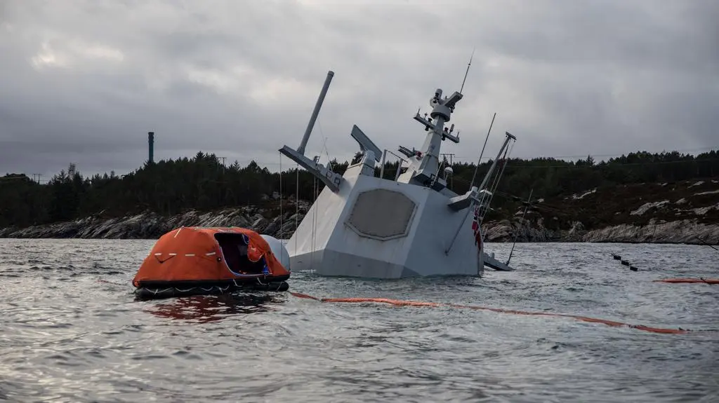 Norweska fregata KNM Helge Ingstad tonie mimo wysiłków