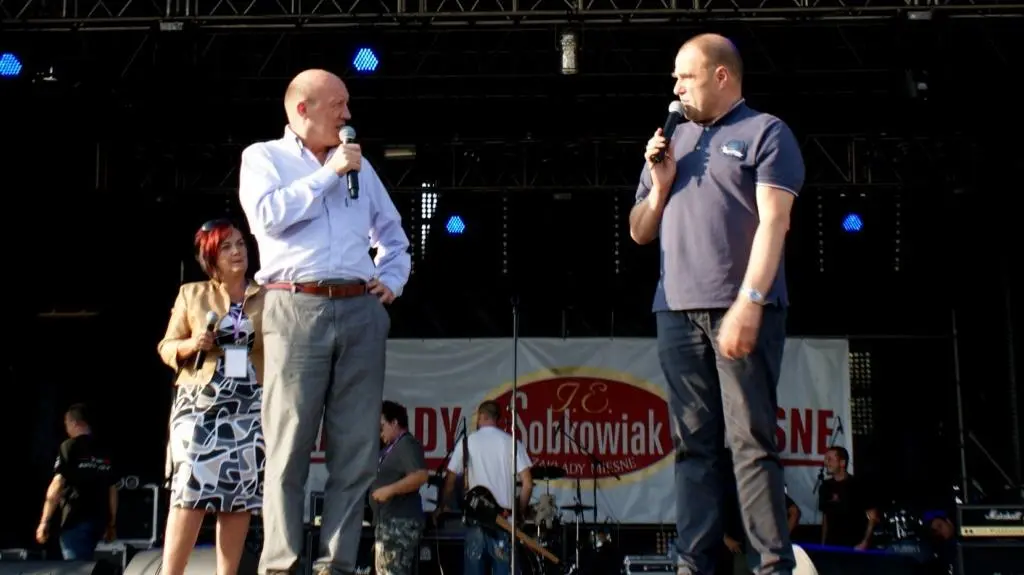 Imprezę prowadzi dwójka aktorów