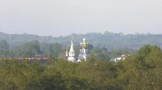 Православна церква в Багратіоновсько - вид з пагорба за селом Живково