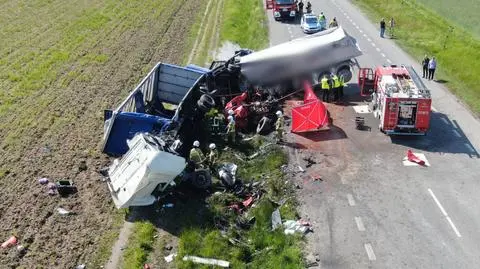 Czołowe zderzenie dwóch ciężarówek. Zginęła jedna osoba, dwie zostały ranne 