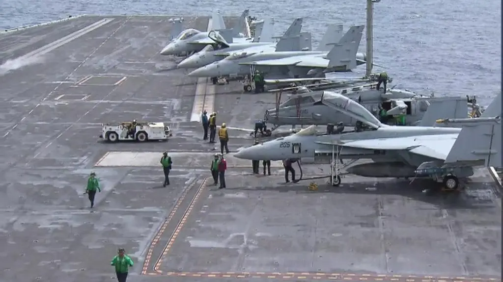Reporter TVN24 BiS na pokładzie USS Abraham Lincoln