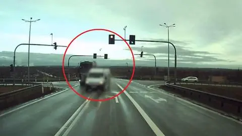 Niebezpieczne wyprzedzanie kierowcy busa