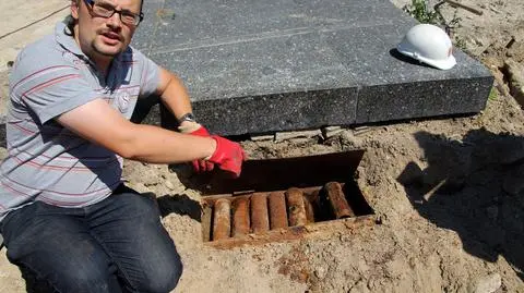 Odkopali skrzynię, w środku było 14 żelaznych urn. "Możliwe, że są w nich ludzkie prochy"  