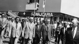 Edward Gierek przed pawilonem szwajcarskim w 1977 r