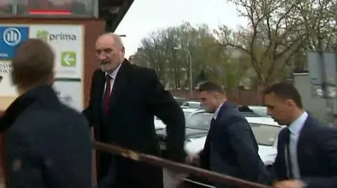 Szef MON spotkał się z prezesem PiS na Nowogrodzkiej. Z dziennikarzami rozmawiać nie chciał