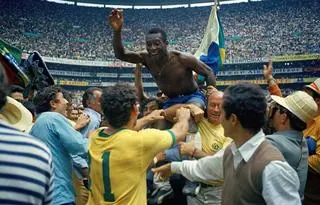 "Koronacja króla". Pele niesiony na ramionach po zdobyciu przez Brazylię mistrzostwa świata w 1970 roku