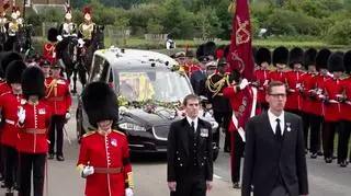 Trumna z ciałem Elżbiety II w Windsorze. Karawan zmierza do zamku 