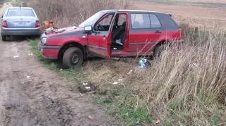 Poszukiwany kierowca stracił panowanie nad autem i zawisł na skarpie