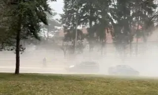 Gęsty dym przy rozbiórce szpitala w Wadowicach