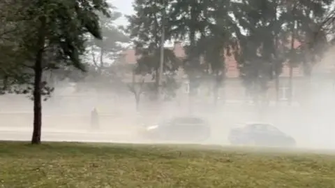 Gęsty dym przy rozbiórce szpitala w Wadowicach