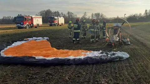Paralotniarz spadł na pole, z urazem kręgosłupa trafił do szpitala