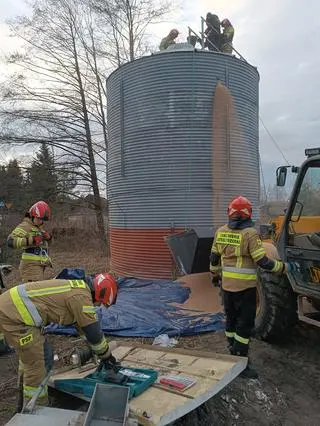 Silos, do którego wpadł mężczyzna 