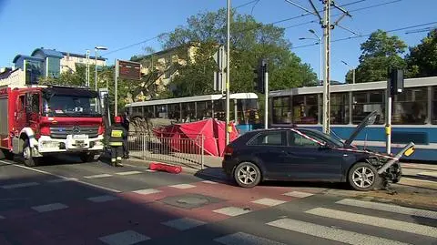 Stał na przystanku, czekał na tramwaj. Zginął w wyniku zderzenia samochodów