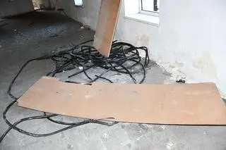 Mężczyźni zdemontowali lampy