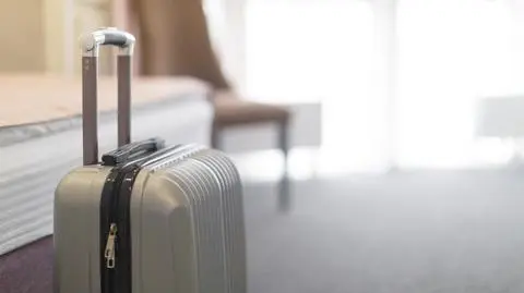 Kolejki, strajki, opóźnienia i drogie bilety. "Sytuacja jeszcze przez jakiś czas się utrzyma"
