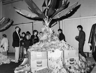 Nie dla nas kwitnie ananas. Stoisko z owocami egzotycznymi na Targach Poznańskich w latach 80. 