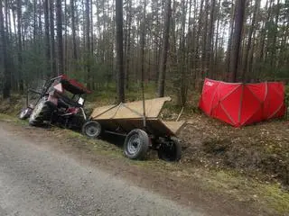 Wjechał ciągnikiem do rowu, pojazd przygniótł pasażera, mężczyzna nie przeżył 