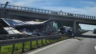 Przewrócona ciężarówka