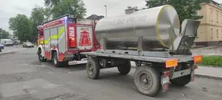 Cysterny z wodą na PKS przy ulicy Skargi w Głogówku