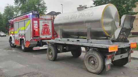 Cysterny z wodą na PKS przy ulicy Skargi w Głogówku